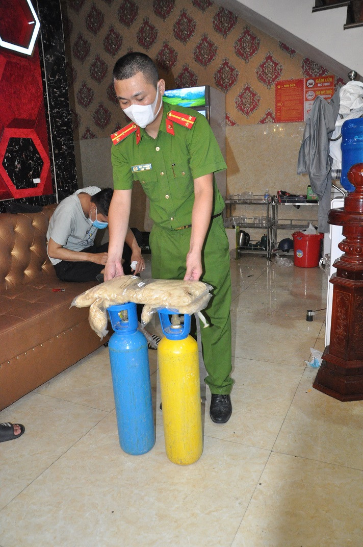 Được biết quán karaoke mới hoạt động từ tháng 1/2021. Trong đó, tháng 2/2021, cũng đã bị lực lượng Công an phát hiện quán để cho khách đến hát sử dụng trái phép ma túy. Hiện vụ việc đang được tiếp tục xác minh, làm rõ để xử lý theo quy định. 