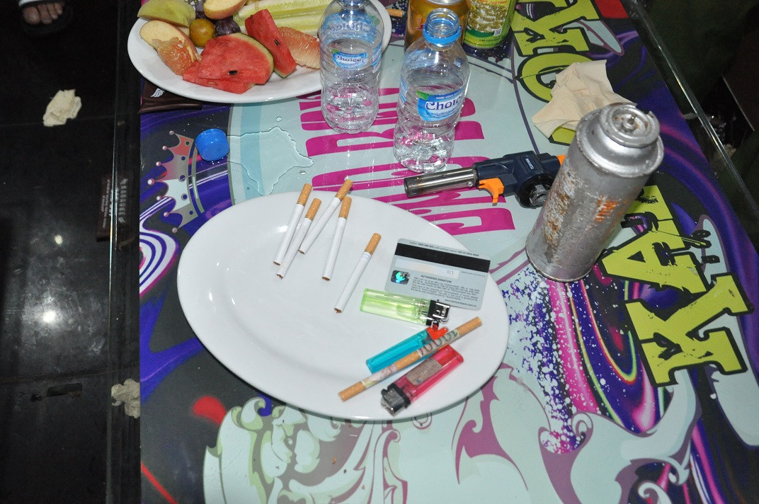 Lực lượng chức năng đã thu giữ tại các phòng hát nhiều đĩa sứ, ống hút, bật lửa, thẻ cào, vỏ túi nilon, 2 bình nén khí và nhiều bóng cười.