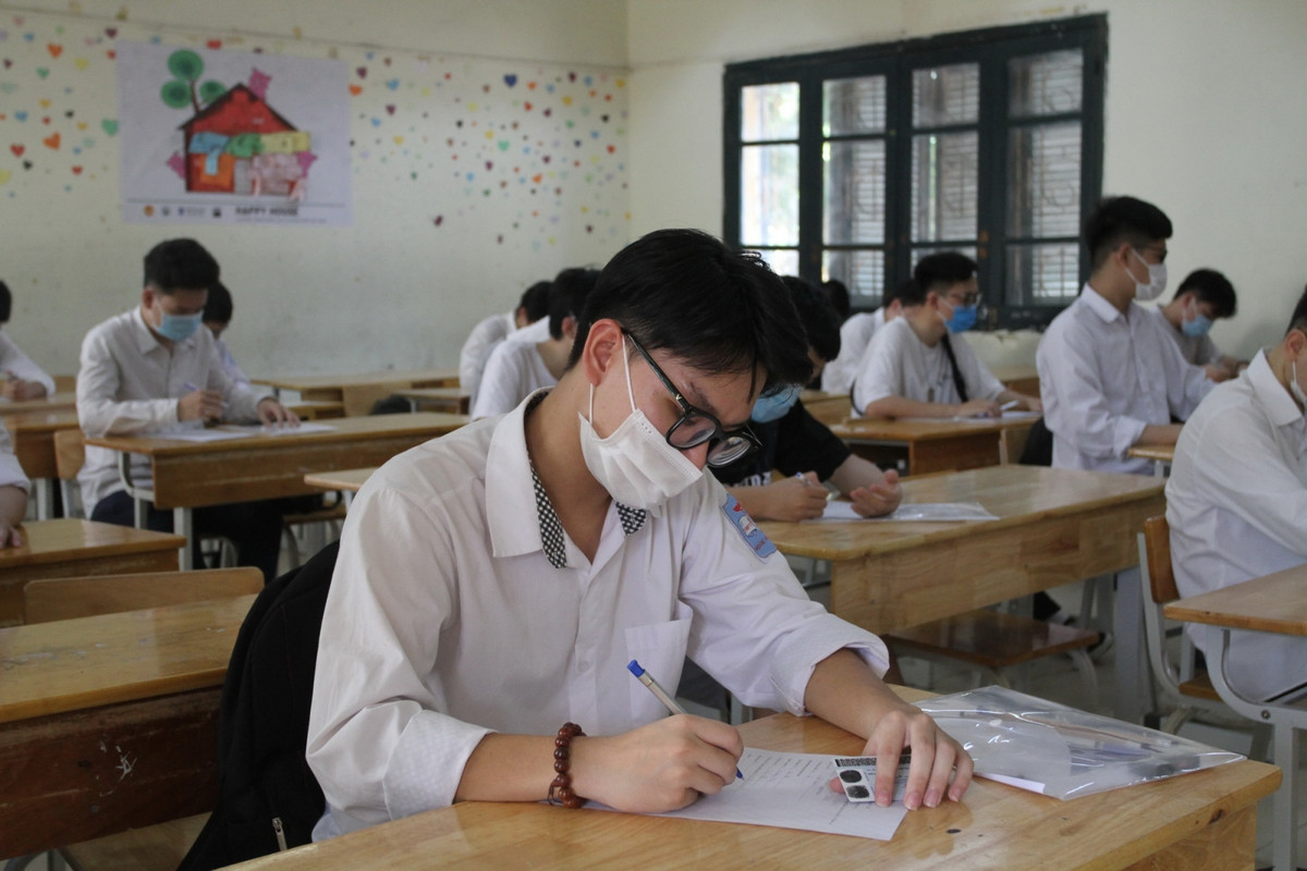 Bat con quy vi thi truot: Thi cu ap luc... dung day con den chan tuong