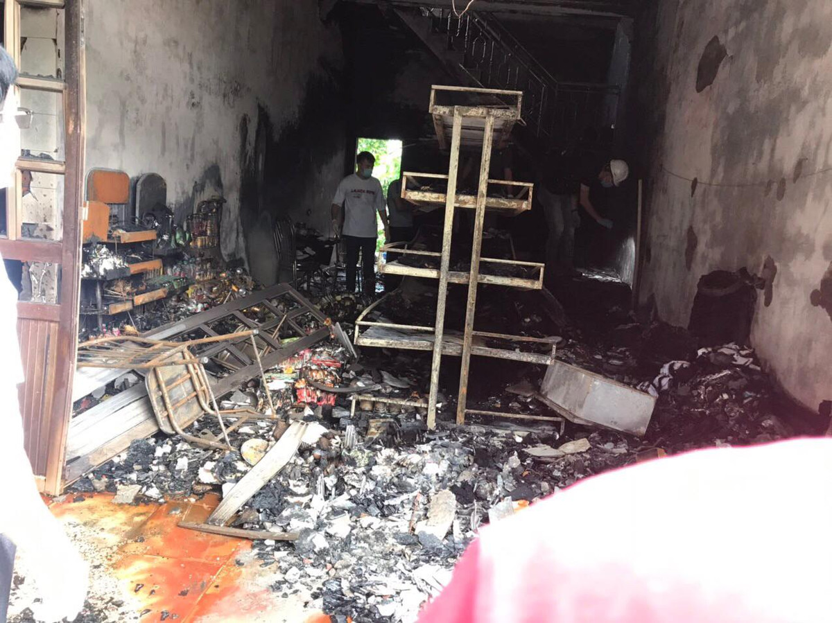 Công an huyện Vĩnh Bảo ngay sau đó đã điều động 15 cán bộ chiến sĩ cùng phương tiện chữa cháy đến hiện trường. Khi đến nơi, đám cháy đang bao trùm toàn bộ tầng 1 khu vực bán hàng tạp hóa của nhà 2 tầng và toàn bộ kho bán đồ vật liệu xây dựng, thiết bị điện nước. 