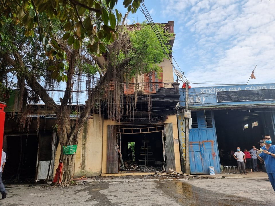 Sáng 26/7, Công an huyện Vĩnh Bảo (Hải Phòng) cho biết, khoảng 2h10 sáng cùng ngày nhận được tin báo về vụ cháy xảy ra tại cửa hàng tạp hóa hộ ông Phạm Trung Nhỡ và bà Trịnh Thị San thuộc thôn An Bồ, xã Dũng Tiến, huyện Vĩnh Bảo, có 2 người mắc kẹt bên trong nhà. 