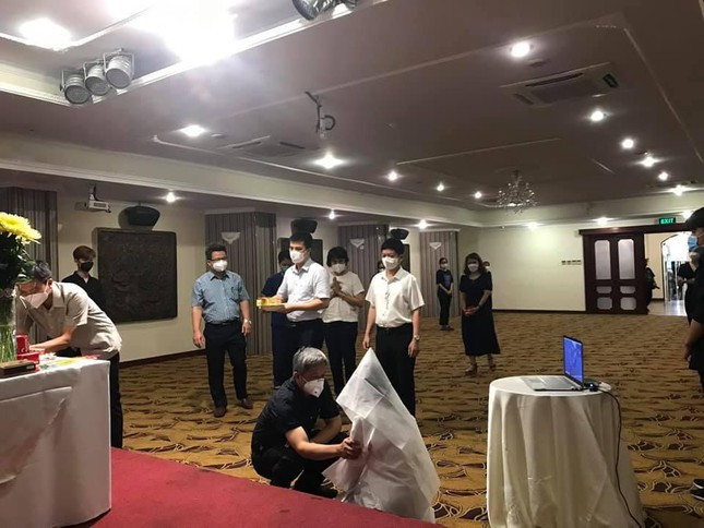 Thứ trưởng Nguyễn Trường Sơn động viên nữ sinh Anh.