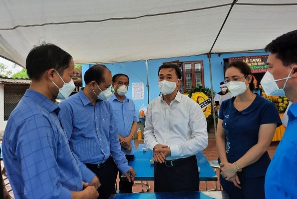 Ông Dương Văn Nam, Chủ tịch UBND xã Thượng Lan cho biết, gia đình em Anh có hoàn cảnh éo le. Nhà có 5 anh em,3 người con trai đã qua đời, chỉ còn em Anh và chị gái đã lấy chồng. Ảnh đoàn Bộ Y tế và trường Đại học Kỹ thuật Y tế Hải Dương đến chia buồn cùng gia đình em Anh. Nguồn: Sức khỏe và Đời sống. 