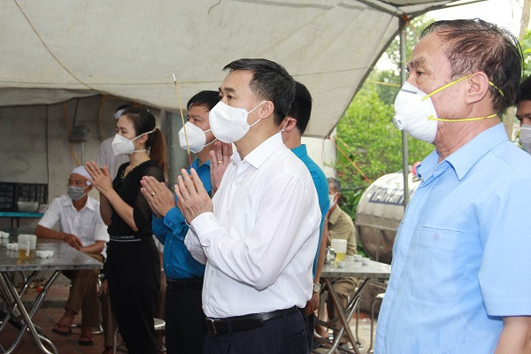 Tại gia đình em Anh ở xã Thượng Lan, huyện Việt Yên, Bắc Giang, nhà trường cũng đã cử các lực lượng sang hỗ trợ việc tang lễ. Ngày 22/7, đoàn Bộ Y tế do Thứ trưởng Trần Văn Thuấn làm trưởng đoàn cùng đại diện Cục Khoa học Công nghệ và đào tạo, Hội Thầy thuốc trẻ Việt Nam, Trường Đại học kỹ thuật y tế Hải Dương đã đến viếng và chia buồn với gia đình. Bộ trưởng Bộ Y tế đã gửi vòng hoa đến kính viếng ông Bình tại quê nhà. Ảnh: Sức khỏe và Đời sống