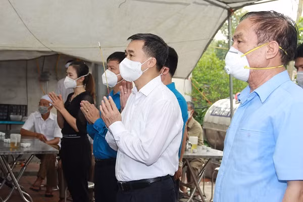Tại gia đình em Anh ở xã Thượng Lan, huyện Việt Yên, Bắc Giang, nhà trường cũng đã cử các lực lượng sang hỗ trợ việc tang lễ. Ngày 22/7, đoàn Bộ Y tế do Thứ trưởng Trần Văn Thuấn làm trưởng đoàn cùng đại diện Cục Khoa học Công nghệ và đào tạo, Hội Thầy thuốc trẻ Việt Nam, Trường Đại học kỹ thuật y tế Hải Dương đã đến viếng và chia buồn với gia đình. Bộ trưởng Bộ Y tế đã gửi vòng hoa đến kính viếng ông Bình tại quê nhà. Ảnh: Sức khỏe và Đời sống