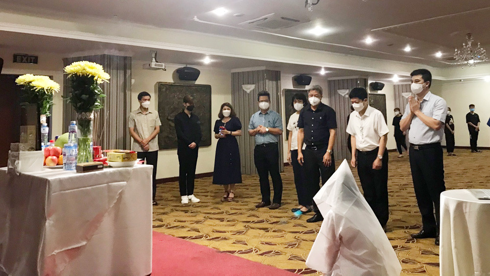 Sáng 22/7, PGS.TS.BS Nguyễn Trường Sơn, Thứ trưởng Bộ Y tế cùng đoàn công tác Bộ Y tế thường trực tại TPHCM và đại diện Sở Y tế TPHCM, lãnh đạo quận Gò Vấp đã đến thắp nhang tiễn biệt người quá cố và động viên, chia sẻ sự mất mát với sinh viên Dương Thị Anh.