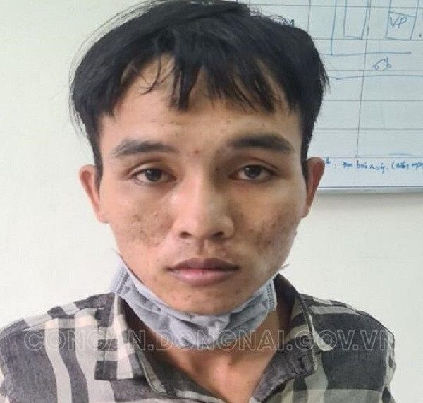  Tên trộm làm công nhân để trốn nã vẫn sa lưới pháp luật. Mới đây, Công an huyện Nhơn Trạch (Đồng Nai) đã tạm giữ Phạm Văn Tâm (SN 1994, ngụ ấp Thị Cầu, xã Phú Đông, huyện Nhơn Trạch). Tâm là đối tượng bị truy nã ngày 2/7 về hành vi về tội Trộm cắp tài sản. Ngày 21/7, bằng các biện pháp nghiệp vụ, Đội Cảnh sát hình sự đã phát hiện Tâm đang làm công nhân tại Công ty Hwaseung thuộc KCN Nhơn Trạch 1 nên đã tiến hành bắt giữ và đưa về trụ sở Công an huyện để phục vụ công tác điều tra, xử lý theo quy định. 