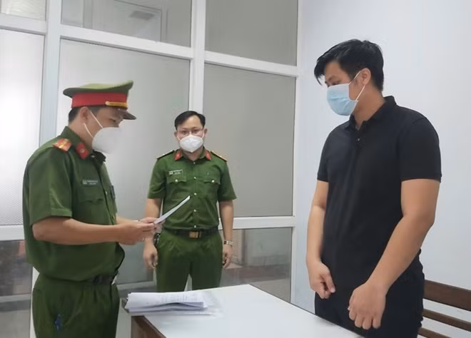  Chiếm đoạt tiền của khách, nhân viên ngân hàng bị bắt giam: Sáng 24/7, Cơ quan CSĐT Công an TP Đà Nẵng đã tống đạt quyết định khởi tố bị can, bắt tạm giam Nguyễn Lâm Mạnh (SN 1994), nhân viên tín dụng Ngân hàng chi nhánh Thanh Khê (Đà Nẵng) về tội lừa đảo chiếm đoạt tài sản. Bằng các thủ đoạn gian dối, Mạnh đã lừa đảo, chiếm đoạt của ông V.P.M số tiền 800 triệu đồng để trả nợ cá nhân.