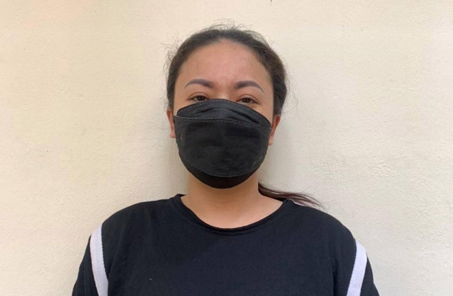  Hoạt động karaoke "chui" còn chống người thi hành công vụ. Ngày 24/7, Công an quận Đống Đa (Hà Nội) đã khởi tố bị can, bắt tạm giam Đỗ Thu Hà (SN 1977), trú ở 82 Phạm Ngọc Thạch, phường Trung Tự, quận Đống Đa về tội "Chống người thi hành công vụ". Trước đó, tối 9/7, khi cảnh sát kiểm tra số nhà 82 Phạm Ngọc Thạch, phát hiện hơn 30 người gồm cả nam và nữ đang tụ tập hát karaoke. Đáng chú ý, Hà chỉ đạo nhân viên đóng cửa và cho khách trốn lên tầng thượng. Đối tượng cũng cố thủ trong quán 2 tiếng đồng hồ.