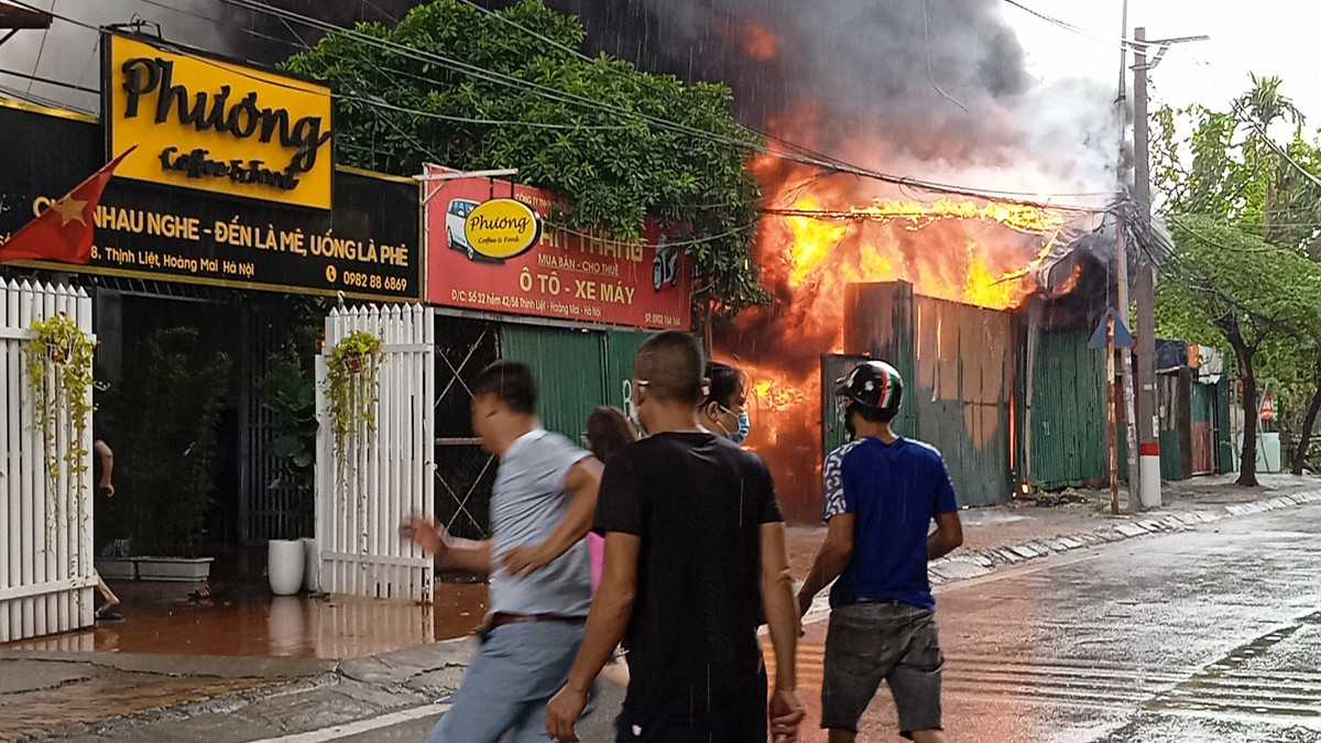  Cháy lớn kho xưởng cạnh chung cư Đồng Tàu, Hà Nội. Khoảng 13h20, tại địa chỉ số 30, hẻm 32/52 Thịnh Liệt, Hoàng Mai, Hà Nội bất ngờ xảy ra hoả hoạn, do trong nhà xưởng có nhiều chất dễ cháy nên ngọn lửa kèm theo khói đen bốc lên cao.Ngay sau đó, cảnh sát PCCC đã có mặt tại hiện trường và dập tắt vụ cháy sau 1 giờ đồng hồ.