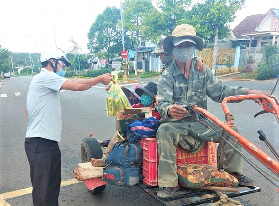 COVID-19: Het luong thuc, ca gia dinh ve que bang xe cay
