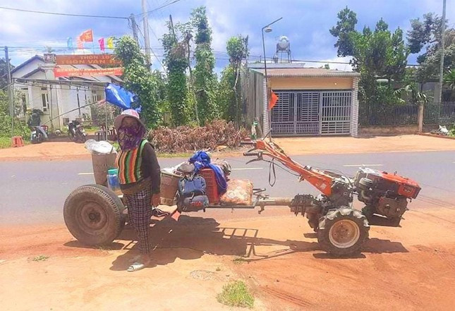 COVID-19: Het luong thuc, ca gia dinh ve que bang xe cay-Hinh-5