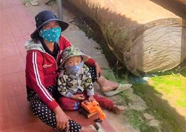 COVID-19: Het luong thuc, ca gia dinh ve que bang xe cay-Hinh-3