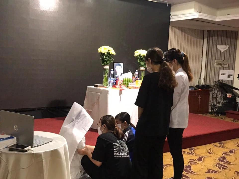 Các nữ sinh chia buồn động viên em Anh.