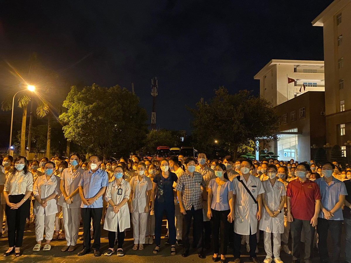 Dương Thị Anh là sinh viên năng động, tích cực tham gia các hoạt động vì cộng đồng. Khi dịch COVID-19 bùng phát tại tỉnh Hải Dương vào đầu năm 2021, cô sinh viên quê huyện Việt Yên đã hăng hái tham gia chống dịch. Những ngày tháng 5 vừa qua, tỉnh Bắc Giang trở thành tâm dịch của cả nước, em cùng thầy cô giáo và các bạn tiếp tục hành trình về quê hương góp sức đẩy lùi dịch bệnh. Mới đây, em cùng các sinh viên, giảng viên của trường Đại học Kỹ thuật y tế Hải Dương vào TP Hồ Chí Minh làm nhiệm vụ chống dịch COVID-19 theo lời kêu gọi của Bộ Y tế. 