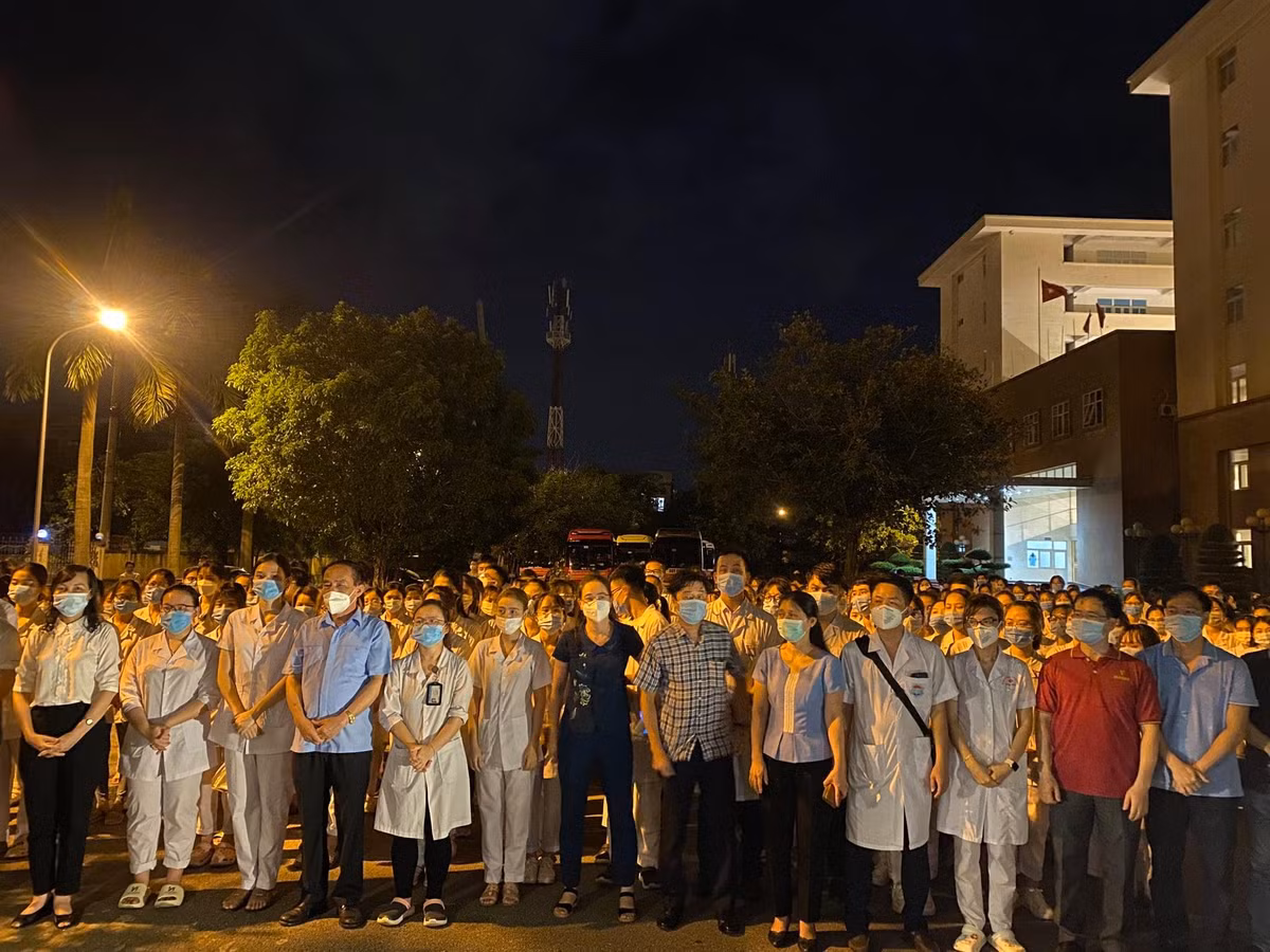 Dương Thị Anh là sinh viên năng động, tích cực tham gia các hoạt động vì cộng đồng. Khi dịch COVID-19 bùng phát tại tỉnh Hải Dương vào đầu năm 2021, cô sinh viên quê huyện Việt Yên đã hăng hái tham gia chống dịch. Những ngày tháng 5 vừa qua, tỉnh Bắc Giang trở thành tâm dịch của cả nước, em cùng thầy cô giáo và các bạn tiếp tục hành trình về quê hương góp sức đẩy lùi dịch bệnh. Mới đây, em cùng các sinh viên, giảng viên của trường Đại học Kỹ thuật y tế Hải Dương vào TP Hồ Chí Minh làm nhiệm vụ chống dịch COVID-19 theo lời kêu gọi của Bộ Y tế. 