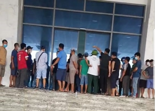 Nhiều người đã yêu cầu phải xử lý cán bộ sử dụng dao khiến người khác bị thương.