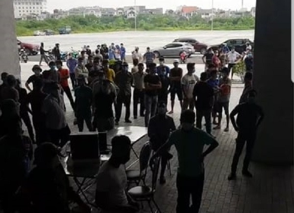 Sau khi xảy ra sự việc, nhiều người đến lấy mẫu xét nghiệm đã rất bức xúc.