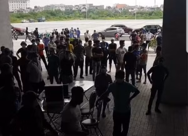 Sau khi xảy ra sự việc, nhiều người đến lấy mẫu xét nghiệm đã rất bức xúc.