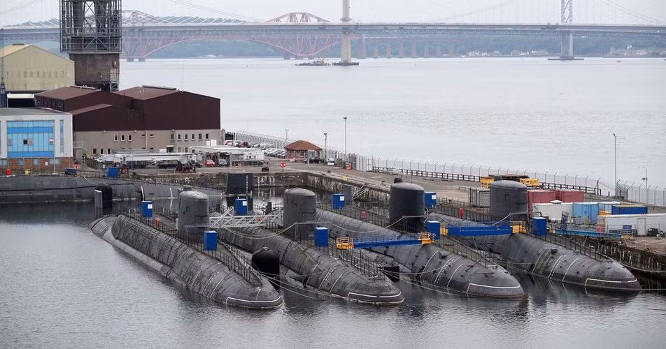 "Nước Anh đã tham gia vào các cuộc tập trận lớn của NATO với tần suất thường xuyên hơn trong những năm gần đây, London vừa gửi hai tàu khu trục, tàu ngầm hạt nhân và máy bay tuần tra P-8 Poseidon tới điểm nóng”.