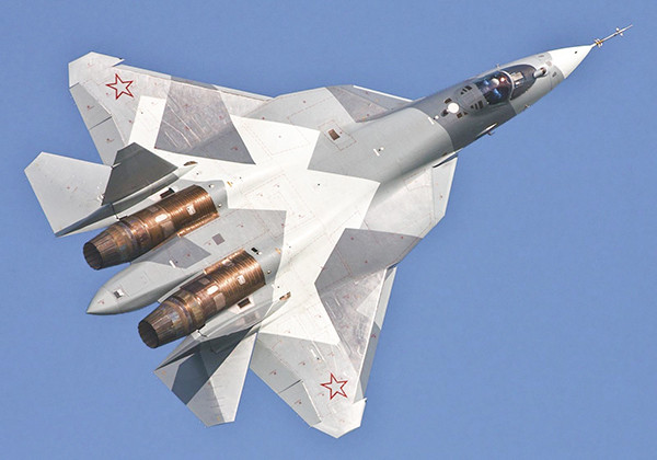 Nhưng với tiêm kích Su-57 thì tình hình hoàn toàn khác, bởi vì đặc điểm chiến đấu thực sự của máy bay tiêm kích tàng hình thế hệ thứ năm của Nga vẫn chưa được tiết lộ và khả năng của nó chỉ được biết đến trên cơ sở tin đồn.