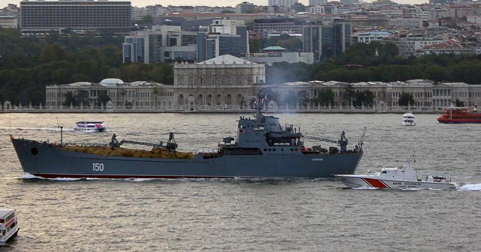 Trên boong tàu Saratov có rất nhiều xe bọc thép và các khí tài quân sự khác nhau, trong đó nổi bật là sự hiện diện của những xe tăng T-90 hiện đại hàng đầu của Nga.