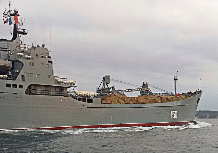 Ghi nhận sơ bộ từ các nguồn tin tại Syria và Thổ Nhĩ Kỳ, tàu Saratov mang theo khoảng 20 xe tăng chiến đấu chủ lực (MBT) T-90, như vậy đây chính là lô T-90 lớn nhất từng được Nga cung cấp cho Syria.