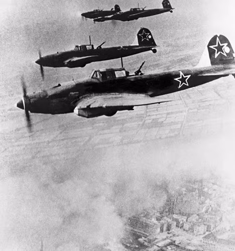 Đổi lại, người Đức "vét" sạch "vốn liếng" tung ra được 36 sư đoàn chắp vá với chỉ khoảng 766.000 quân, 1500 xe thiết giáp các loại, 2000 máy bay và 9000 khẩu pháo. Nguồn ảnh: Sputnik.