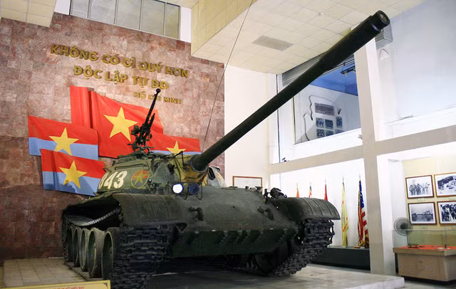 Hai chiec xe tang huc do cong Dinh Doc Lap ngay 30/4/1975