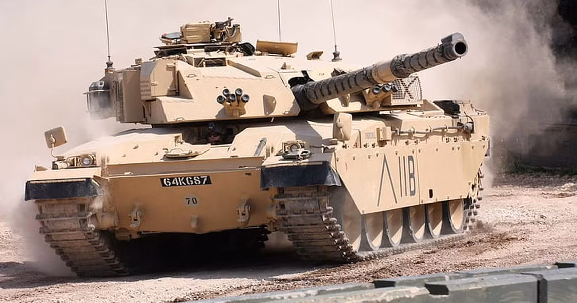 Ước tính 402 chiếc (theo một số nguồn khác là 392) chiếc Challenger 1 đã được Anh mang đi viện trợ Jordan vào giai đoạn 1998 - 2002, những chiếc MBT này này đã trải qua quá trình chỉnh sửa để thích nghi với điều kiện khí hậu nóng và được đặt tên là Al-Hussein.