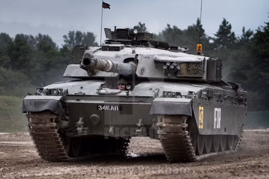 Mặc dù vậy Quân đội Ukraine có thể không phải thất vọng lâu, vì họ đang đứng trước cơ hội được bổ sung tới 400 xe tăng Challenger 1, đây không phải những cỗ chiến xa đang phục vụ trong Lục quân Hoàng gia Anh mà chúng ở tại Jordan xa xôi.