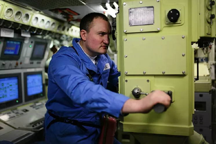 Hệ thống kính tiềm vọng trên tàu cũng được cải tiến vượt bậc, cung cấp góc nhìn rộng, rõ nét cho sĩ quan chỉ huy trên tàu bất kể ngày đêm.