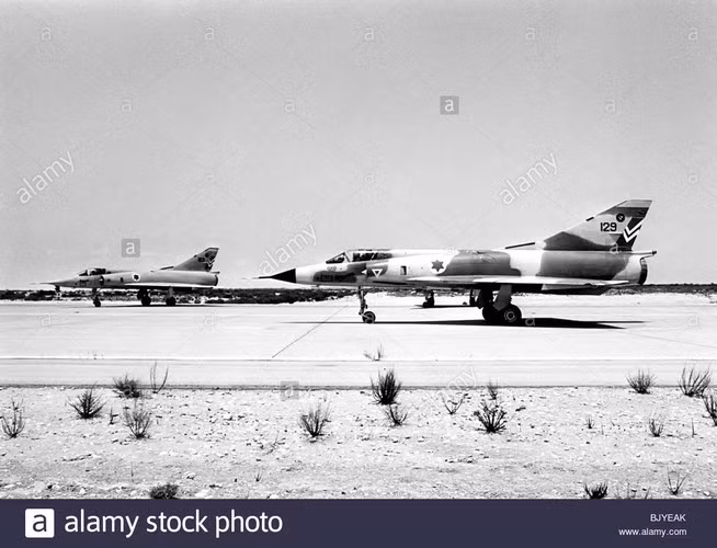 Đó là những chiếc Mirage IIICJ được Israel mua từ Pháp trong giai đoạn từ 1962-1968 (tổng cộng 76 chiếc). Đây được xem là dòng tiêm kích siêu âm đầu tiên của IAF trong lịch sử, nó đã giúp không quân nước này chiếm ưu thế lớn trong ngày đầu của cuộc chiến tranh 6 ngày 1967.