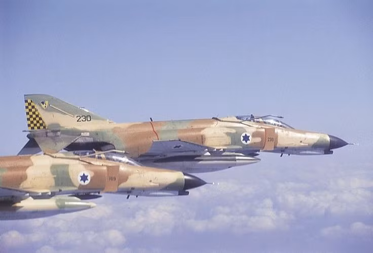 Sau chiến thắng áp đảo của IAF trong chiến tranh 6 ngày 1967, chính quyền Tổng thống Mỹ Lyndon Johnson quyết định bán siêu tiêm kích đa nhiệm F-4 Phantom II cho Israel. Đây được xem là loại máy bay chiến đấu hiện đại nhất thời bấy giờ của phương Tây, là niềm mơ ước của nhiều quốc gia.