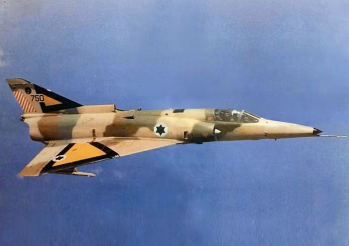 IAI Kfir được chế tạo trên cơ sở tham khảo mẫu Mirage 5 của Pháp thì thành công hơn một chút. Nó giành được thắng lợi đầu tiên và cũng là duy nhất vào ngày 27/6/1979 khi bắn rơi một MiG-21 của Syria. Giai đoạn sau đó, nó chủ yếu phục vụ vai trò tấn công mặt đất, "nhường" bầu trời cho F-15 và F-16 hiện đại hơn.