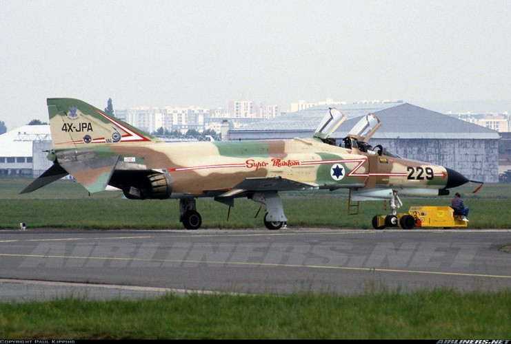Những chiếc F-4 Phantom II đầu tiên tới Israel vào năm 1969 với những nâng cấp đáng giá nhờ cuộc chiến tranh Việt Nam. Ngay lập tức nó phát huy được hiệu quả, ngày 9/12/1969, chiếc F-4 Phantom II do phi công Ahmed Atef điều khiển đã bắn rơi một chiếc MiG của Ai Cập. Suốt những năm phục vụ sau đó, F-4 Phantom II tiếp tục giành được nhiều thắng lợi.