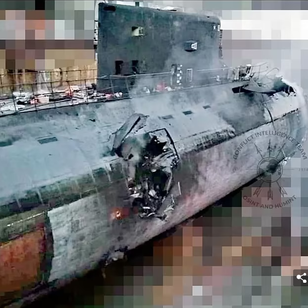 Can canh tau ngam Kilo cua Nga trung ten lua khi nam trong cang