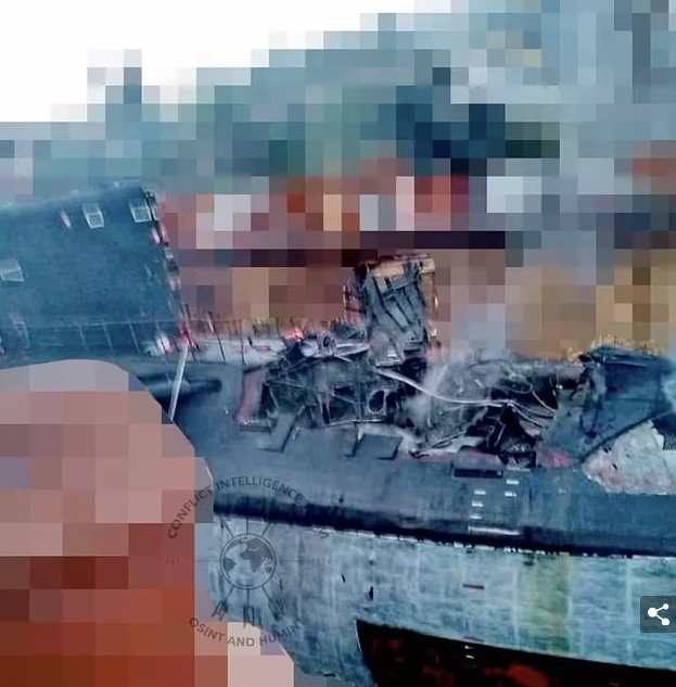 Can canh tau ngam Kilo cua Nga trung ten lua khi nam trong cang-Hinh-2