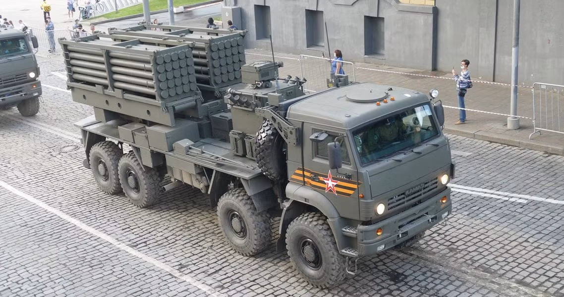 Ngoài các bệ phóng, hệ thống còn bao gồm một phương tiện vận chuyển-tái nạp tên lửa. Việc nạp tên lửa cho thiết bị phóng được thực hiện rất nhanh chóng.