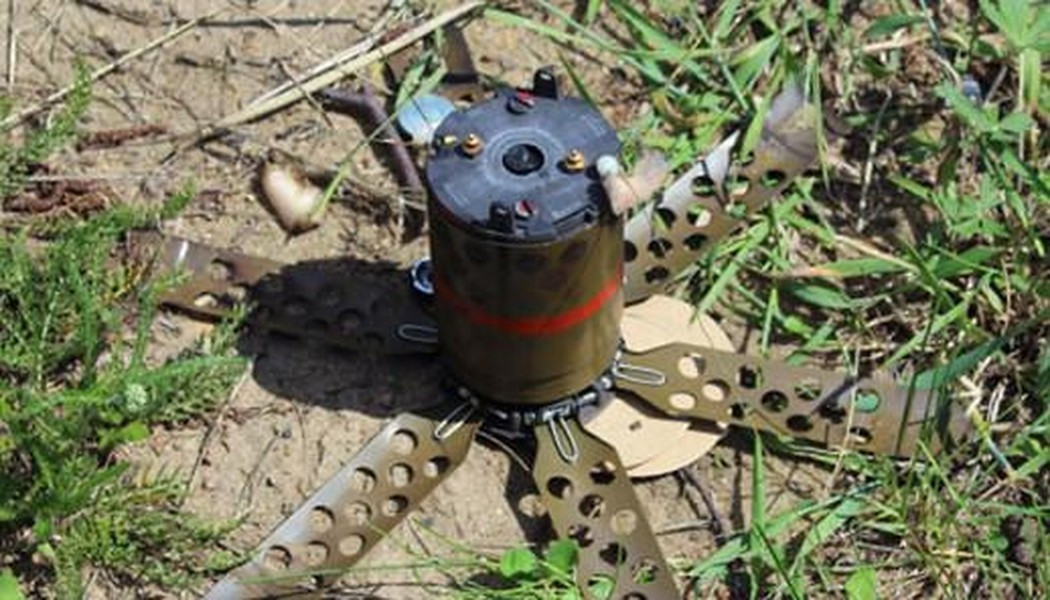 Bộ binh đi theo thiết giáp có thể giúp phát hiện và gỡ mìn, nhưng sẽ làm mũi tiến công của đối phương bị chậm lại đáng kể.