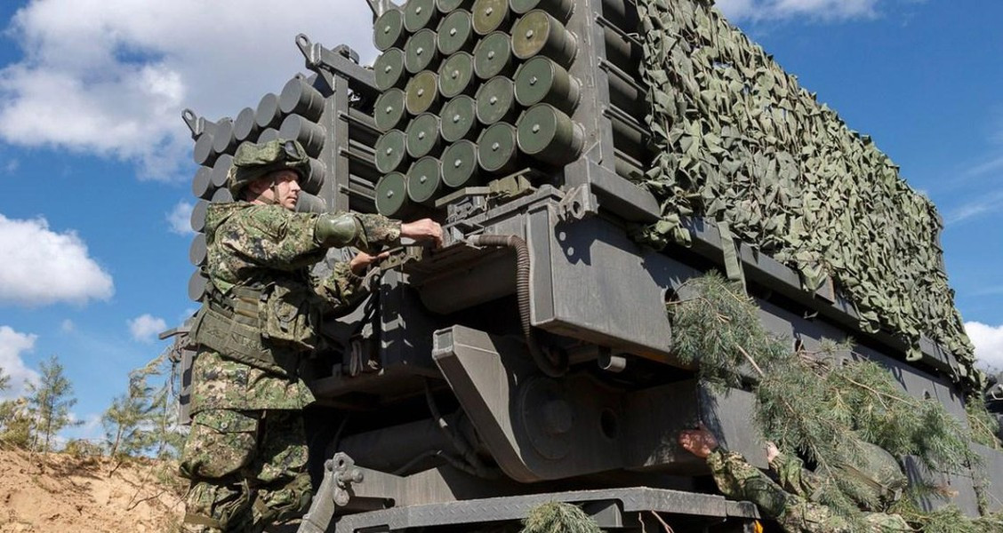 Xe KamAZ 8x8 vận chuyển tên lửa và các thiết bị phóng đến vị trí khai hỏa, tự động chuẩn bị dữ liệu đường bay, thời gian và vị trí kích hoạt tên lửa...