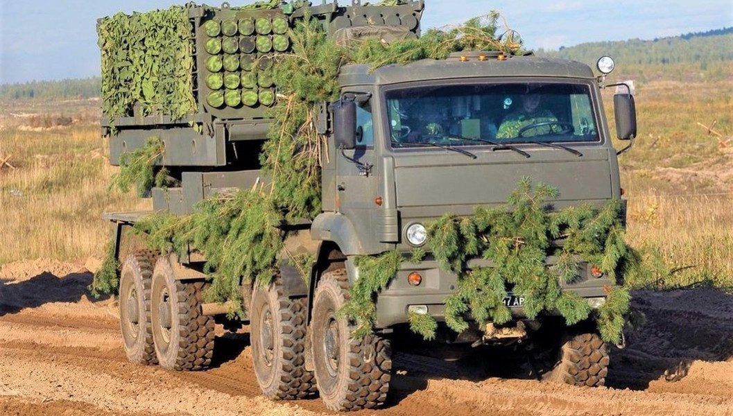 Việc rải mìn kết thúc khi mìn tiếp đất, được cố định trên mặt đất bằng 4 chân và tung ra hai bên 4 sợi dây dài 10 m. Khi những sợi dây này bị kéo căng sẽ kích hoạt ngòi nổ.