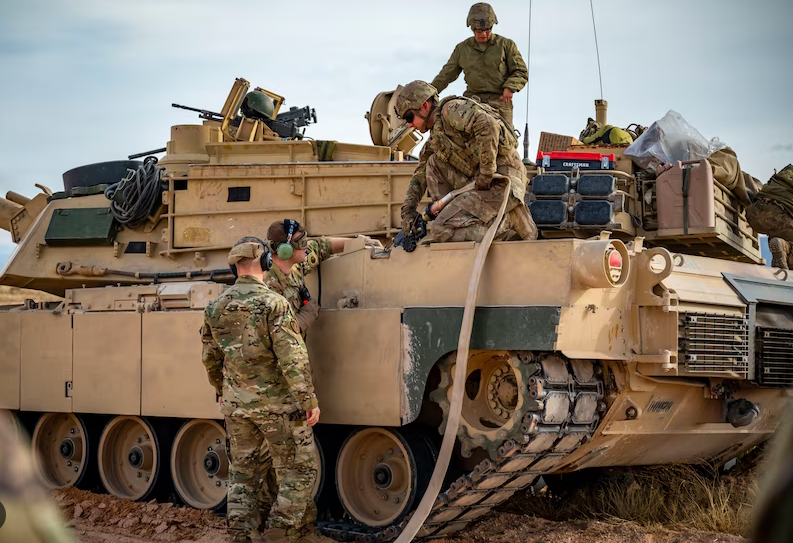 Bo truong Quoc phong Anh: Can cau quan trong hon xe tang va tiem kich-Hinh-3