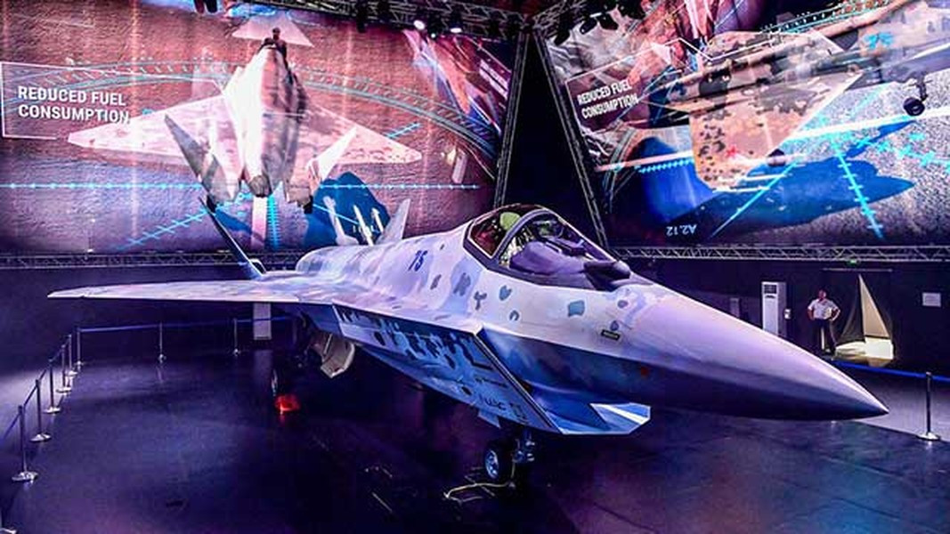 Su-75 được định vị là tiêm kích hạng nhẹ đa năng và không giống như Su-57, nó chỉ có một động cơ tương tự F-35 của Mỹ. Theo nhà sản xuất, các phiên bản thử nghiệm của Su-75 sẽ được trang bị động cơ “giai đoạn hai” mới nhất có tên Izdelie 30.