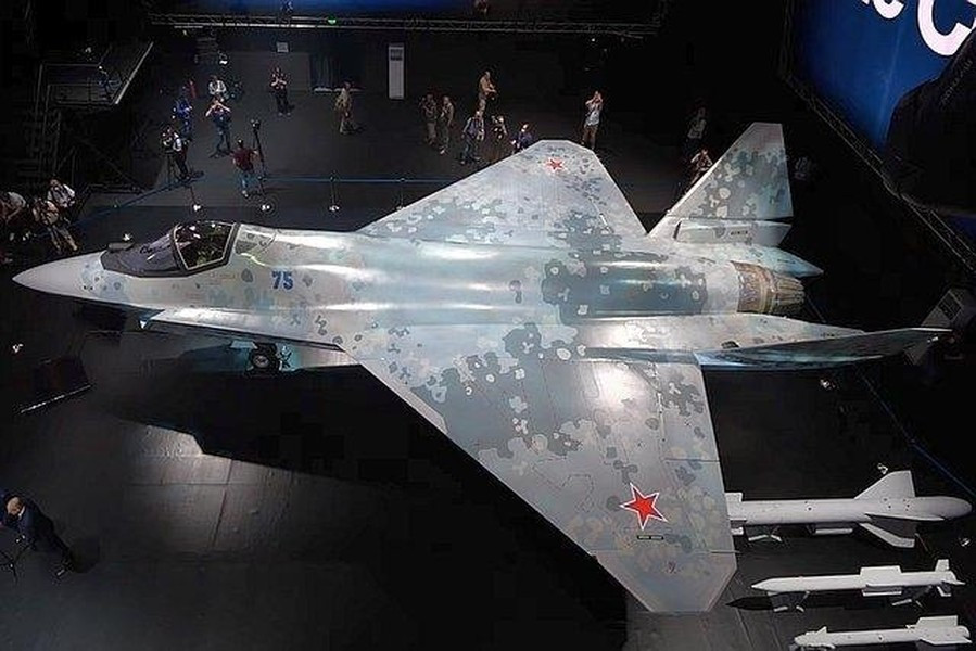 Chiều dài của máy bay chiến đấu Su-75 Checkmate sẽ là 17,5 m và sải cánh là 11,8 m. So với Su-35 dài 22 m, sải cánh 14 m, máy bay mới nhỏ gọn hơn khá nhiều.