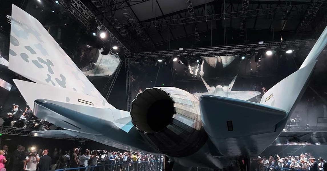 Một dạng đuôi thích hợp cho việc tàng hình là đuôi răng cưa, bao gồm một loạt bề mặt phẳng được tạo góc theo kiểu răng cưa. Thiết kế này giúp tán xạ và hấp thụ sóng radar. Đuôi răng cưa cũng tạo ra ít lực cản hơn so với đuôi chữ V, cho phép tăng tốc độ và tầm hoạt động.