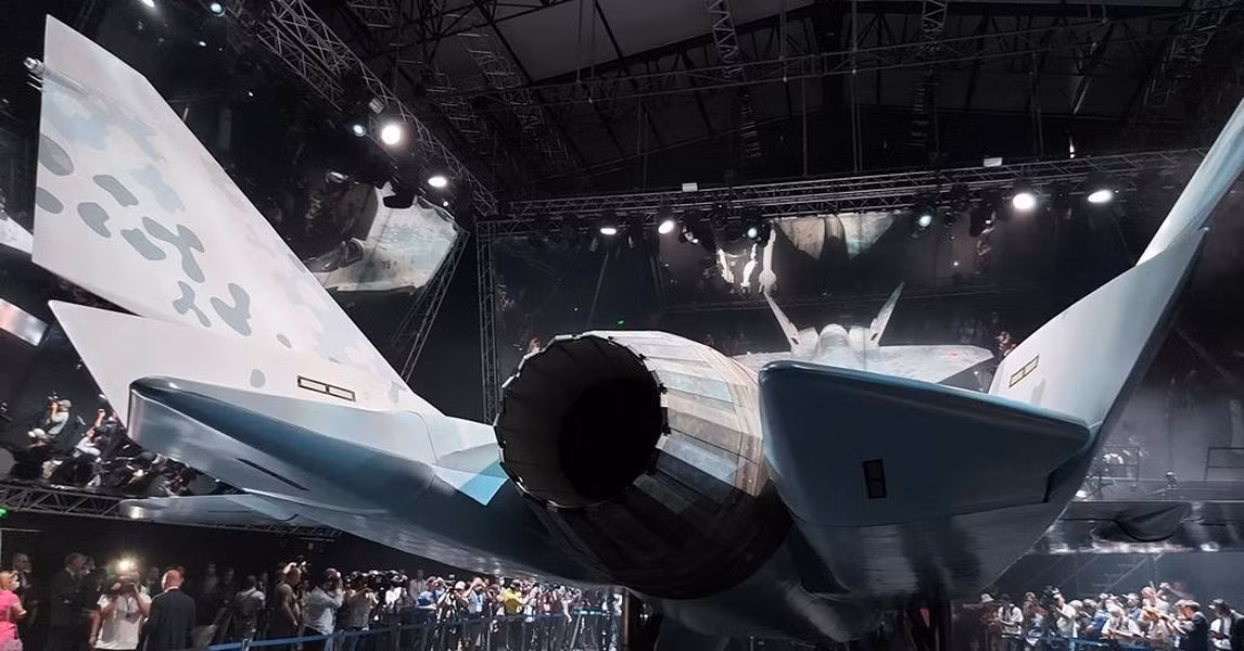 Một dạng đuôi thích hợp cho việc tàng hình là đuôi răng cưa, bao gồm một loạt bề mặt phẳng được tạo góc theo kiểu răng cưa. Thiết kế này giúp tán xạ và hấp thụ sóng radar. Đuôi răng cưa cũng tạo ra ít lực cản hơn so với đuôi chữ V, cho phép tăng tốc độ và tầm hoạt động.