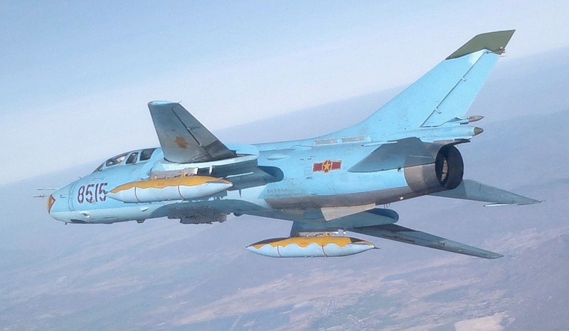 Theo nguyên bản, Su-22 được thiết kế chuyên cho các nhiệm vụ cường kích tấn công mặt đất, bổ nhào ném bom ở cự ly gần. Máy bay không có radar dẫn bắn tầm xa.