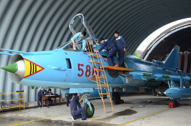 Nguyên bản, các tiêm kích - bom Su-22 có khả năng cất cánh với trọng lượng tối đa lên tới hơn 19 tấn, trong đó mang theo được tối đa 4,2 tấn vũ khí.