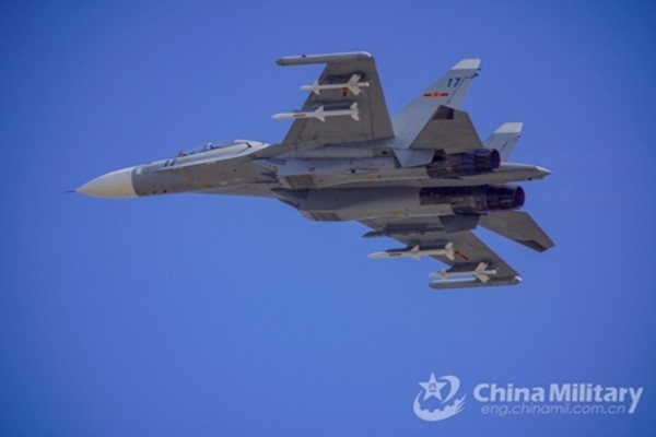 Trung Quốc là khách hàng đầu tiên của loại máy bay này và đã ký hợp đồng mua 20 chiếc, đưa phi đội Su-30 của nước này lên 97 chiếc với những chiếc đầu tiên được giao vào năm 2004. Tất cả những chiếc Su-30MK2 được Trung Quốc biên chế cho lực lượng hải quân.